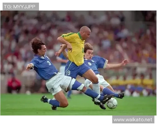 足球明星风采尽显的精彩瞬间照片集锦与背后故事分享